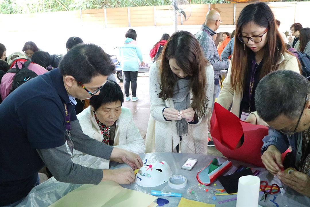 陪同青衣長亨中心長者外出游玩