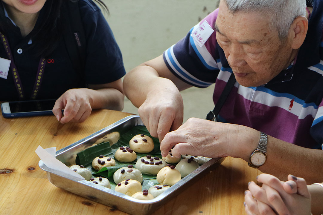 陪同圣公會(huì)麥理浩夫人中心長(zhǎng)者外出旅行
