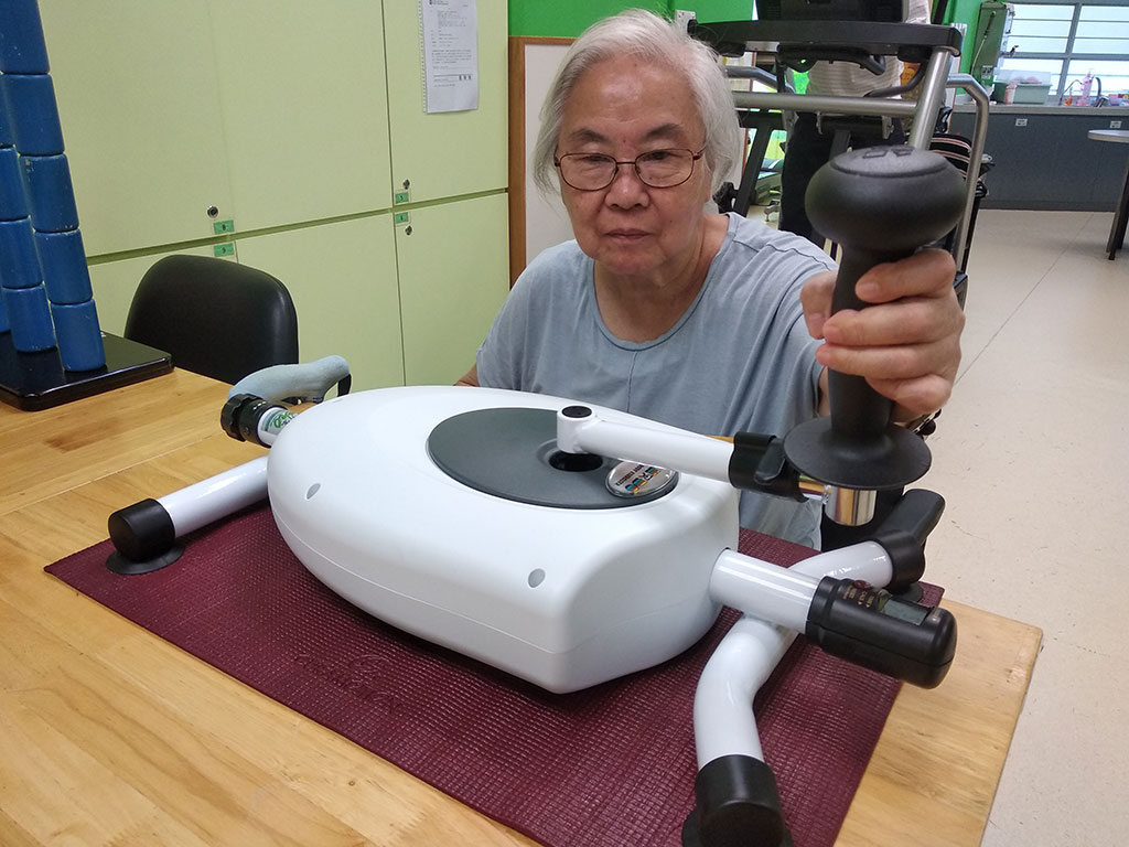 再向麥理浩夫人中心捐贈(zèng)善款及復(fù)康器材