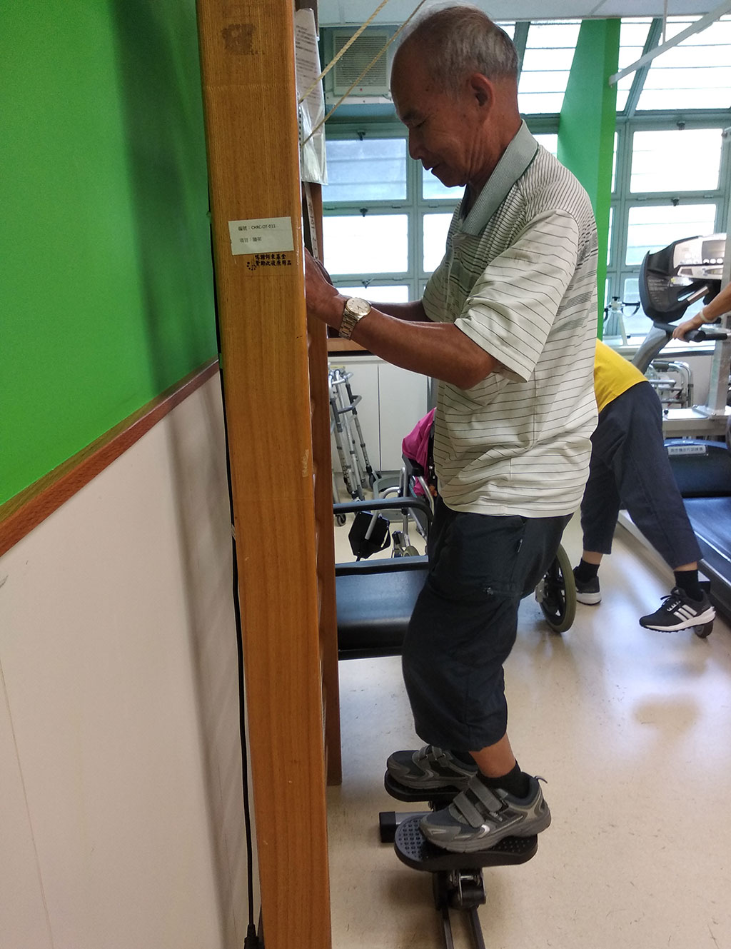 再向麥理浩夫人中心捐贈(zèng)善款及復(fù)康器材