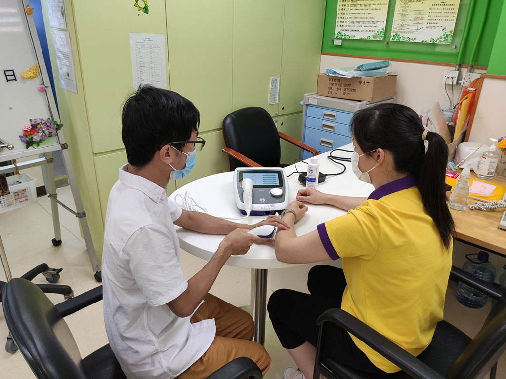 再向麥理浩夫人中心捐贈善款及復康器材