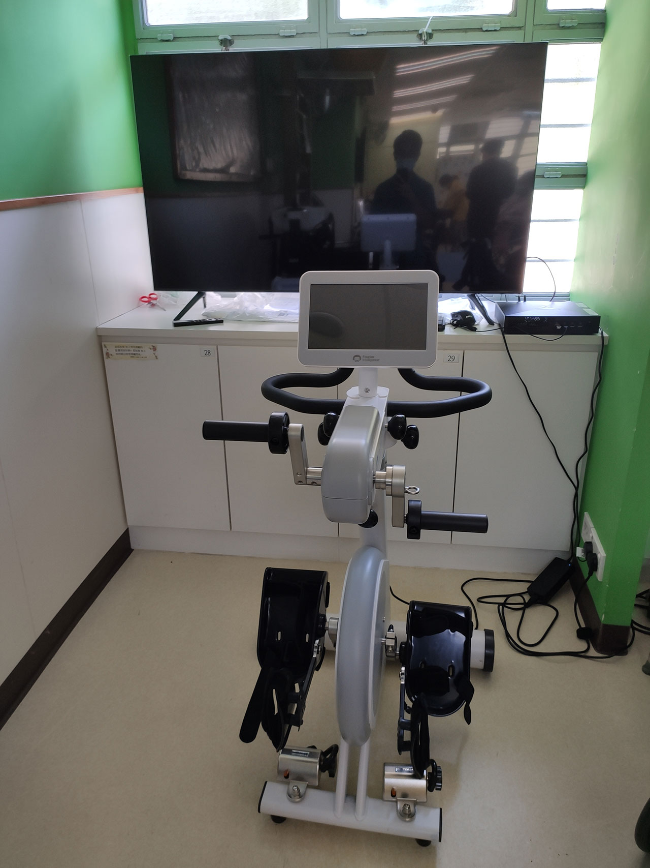 再向麥理浩夫人中心捐贈(zèng)復(fù)康儀器材