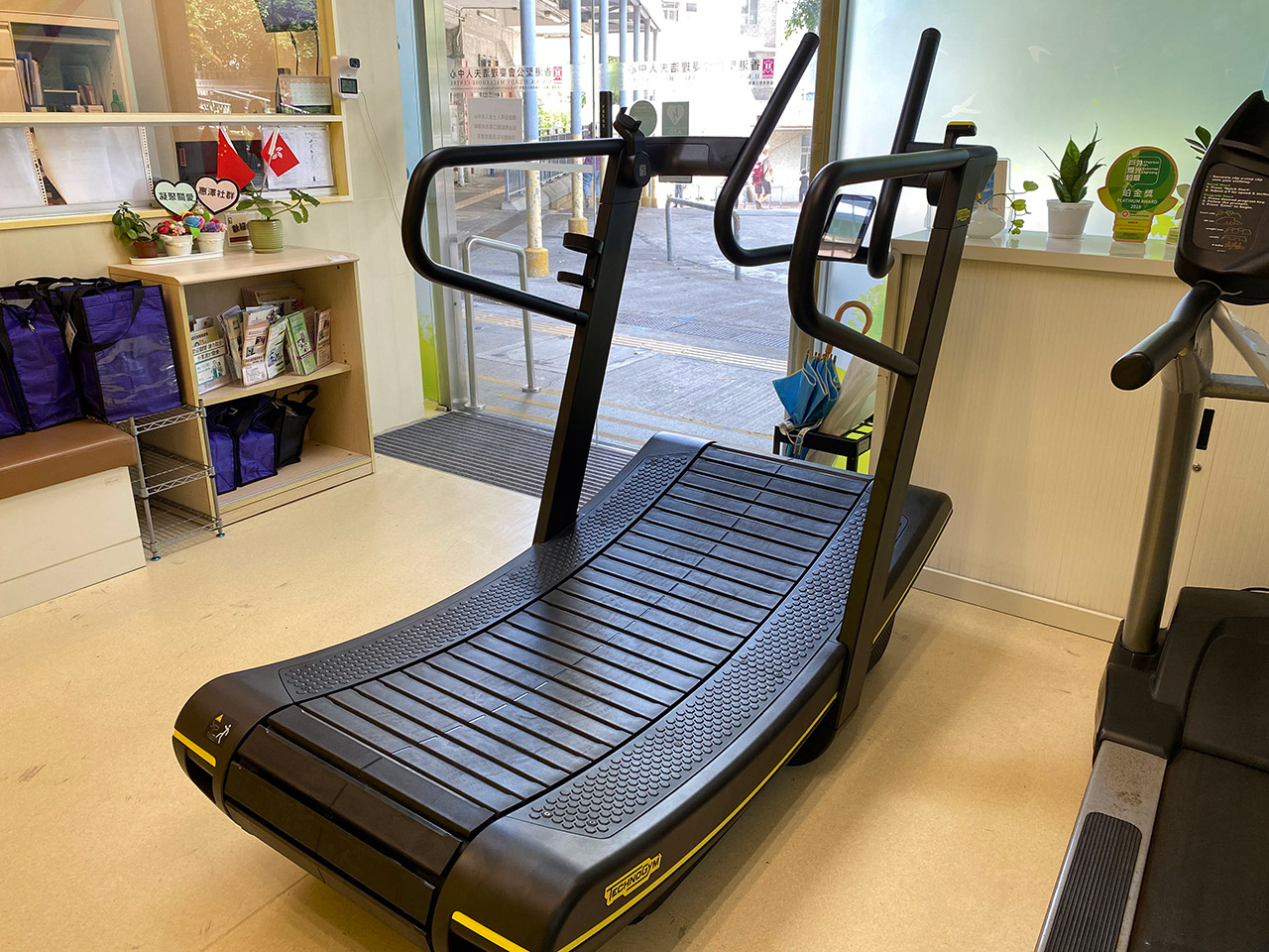 再向麥理浩夫人中心捐贈(zèng)復(fù)康器材