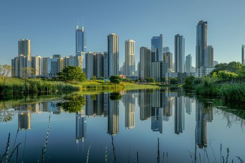 遠(yuǎn)處房地產(chǎn)銷售中心大樓攝影圖片 攝影圖 下載至來源處